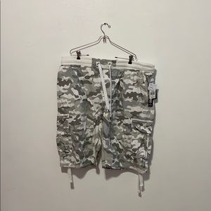 Mens Southpole White and grey camo, shorts size 5X
